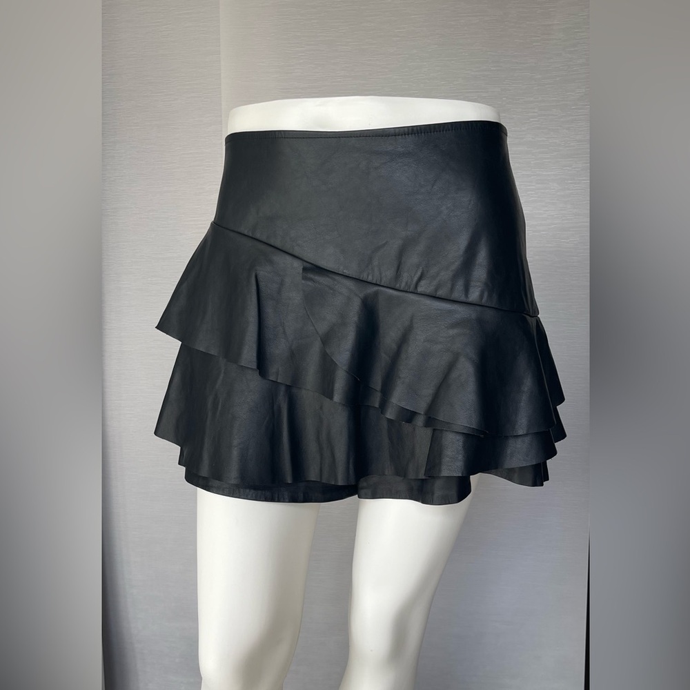POOKIE & SEBASTIAN BLACK FAUX LEATHER SKORT